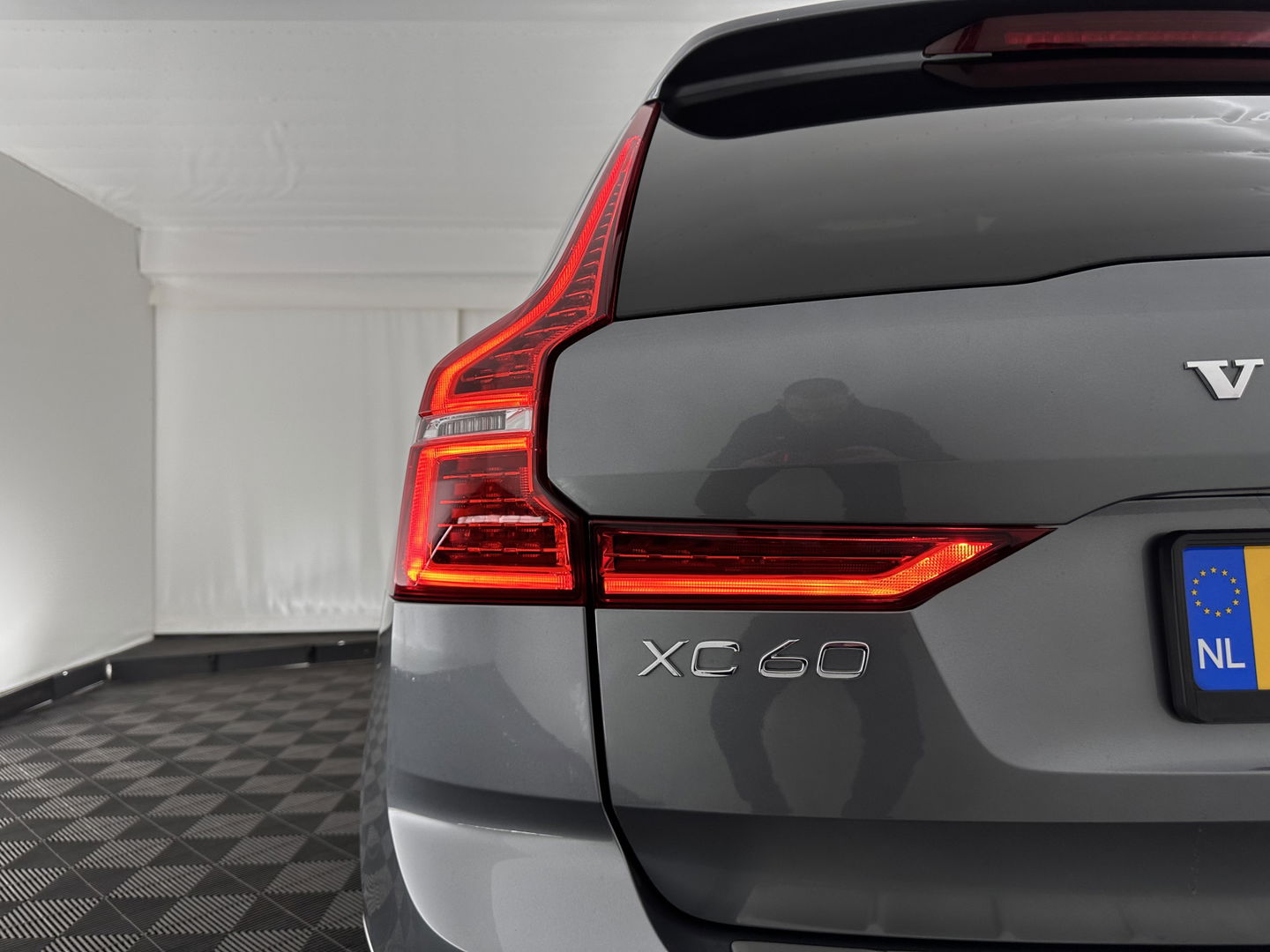 Volvo XC60 2.0 B5 Business Pro R-Design (INCL.BTW) Aut. *PANO | LUXURY-LEATHER | FULL-LEATHER | MEMORY-PACK | HEATED-SPORTSEATS | CAMERA | NAVI-FULLMAP | SHIFT-PADDLES | PRIVACY-GLASS | AIR-SUSPENSION | ECC | PDC | CRUISE | 19''ALU