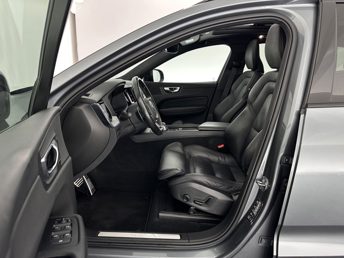 Volvo XC60 2.0 B5 Business Pro R-Design (INCL.BTW) Aut. *PANO | LUXURY-LEATHER | FULL-LEATHER | MEMORY-PACK | HEATED-SPORTSEATS | CAMERA | NAVI-FULLMAP | SHIFT-PADDLES | PRIVACY-GLASS | AIR-SUSPENSION | ECC | PDC | CRUISE | 19''ALU