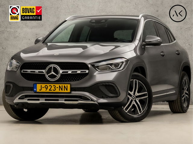 Mercedes-Benz GLA - 200 Luxury 164Pk Automaat (GROOT NAVI, SFEERVERLICHTING, LEDER, GETINT GLAS, WIDESCREEN, STOELVERWARMING, SPORTSTOELEN, CAMERA, ZWART HEMEL, NIEUWSTAAT)