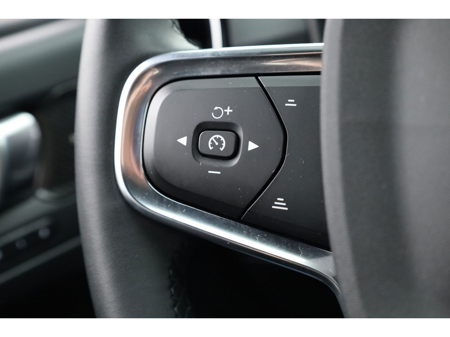 Volvo XC40 1.5 T4 Plug-in hybrid Plus Bright | Facelift | Elek. Trekhaak | H&K audio | memory stoelen | Carplay |