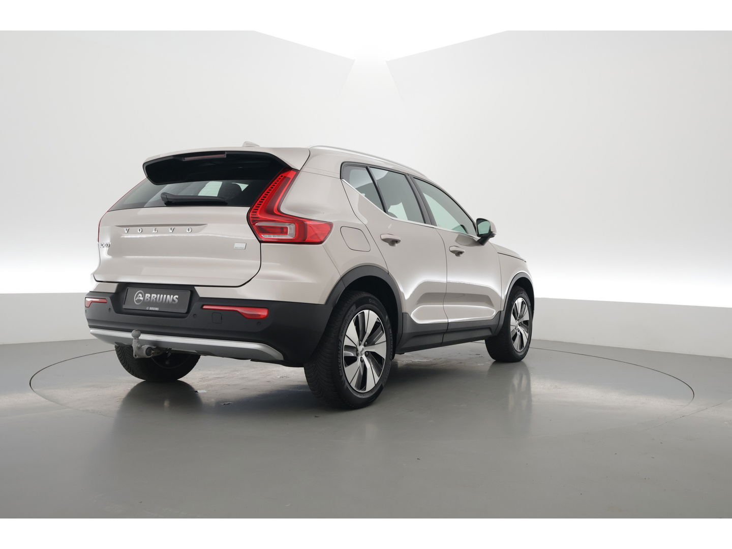 Volvo XC40 1.5 T4 Plug-in hybrid Plus Bright | Facelift | Elek. Trekhaak | H&K audio | memory stoelen | Carplay |