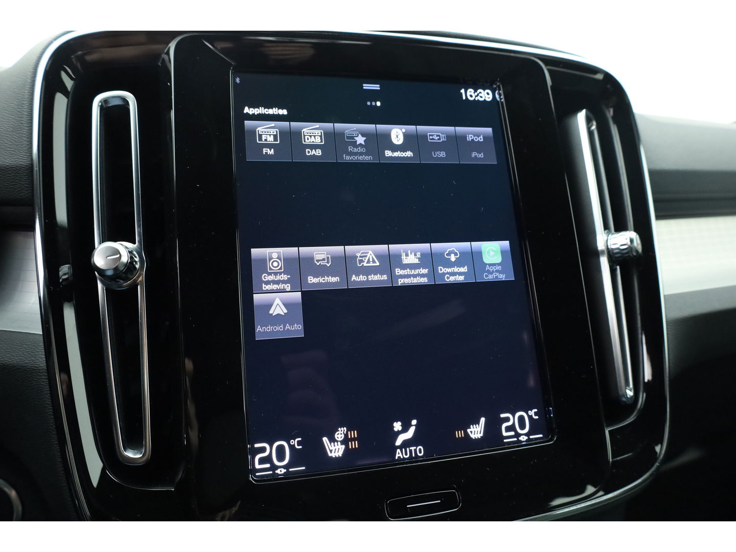 Volvo XC40 1.5 T4 Plug-in hybrid Plus Bright | Facelift | Elek. Trekhaak | H&K audio | memory stoelen | Carplay |