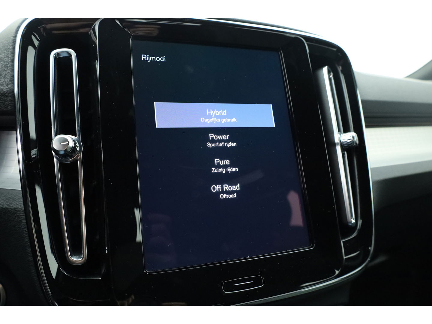 Volvo XC40 1.5 T4 Plug-in hybrid Plus Bright | Facelift | Elek. Trekhaak | H&K audio | memory stoelen | Carplay |