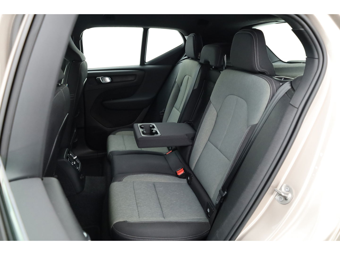 Volvo XC40 1.5 T4 Plug-in hybrid Plus Bright | Facelift | Elek. Trekhaak | H&K audio | memory stoelen | Carplay |