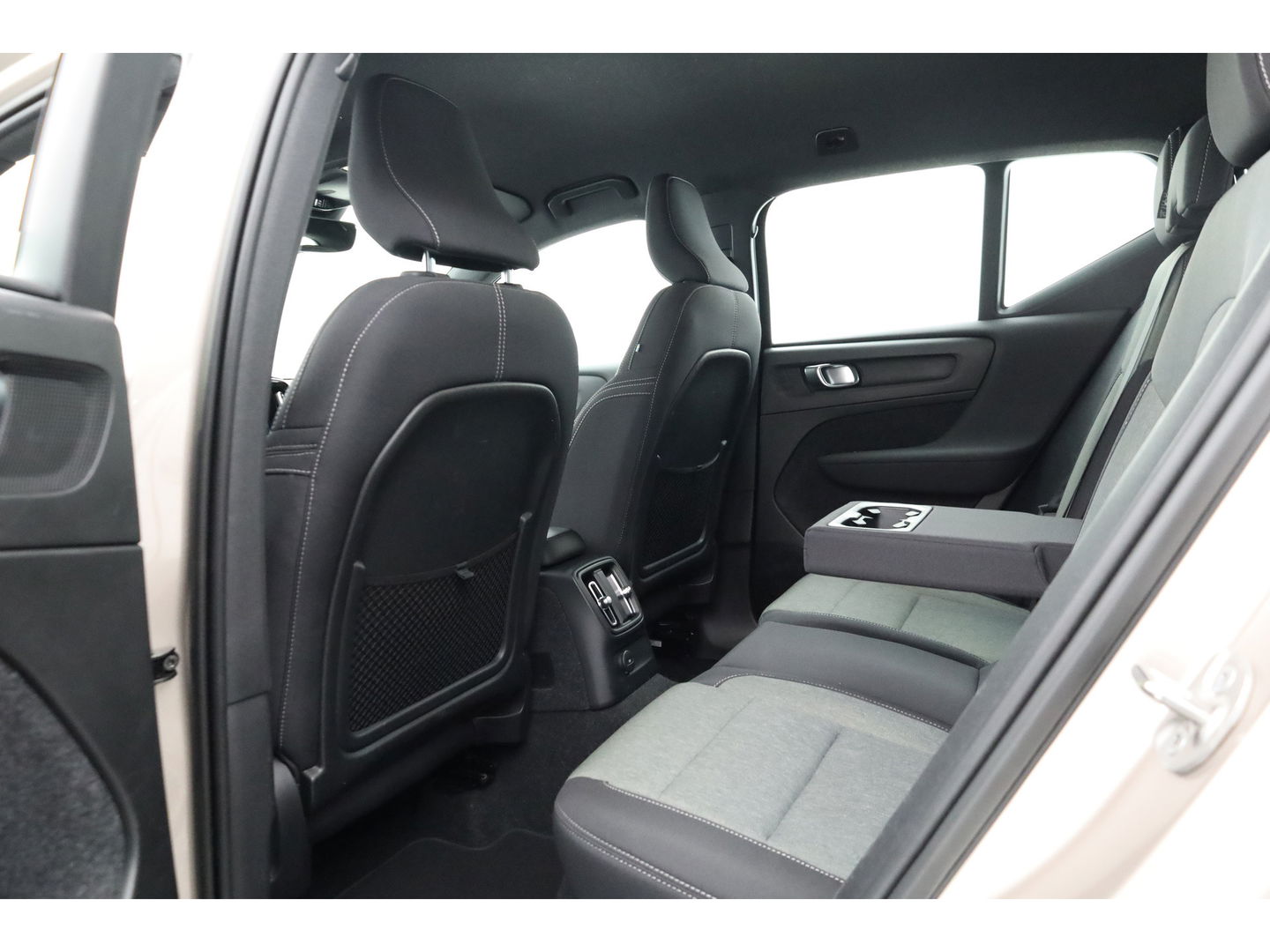 Volvo XC40 1.5 T4 Plug-in hybrid Plus Bright | Facelift | Elek. Trekhaak | H&K audio | memory stoelen | Carplay |