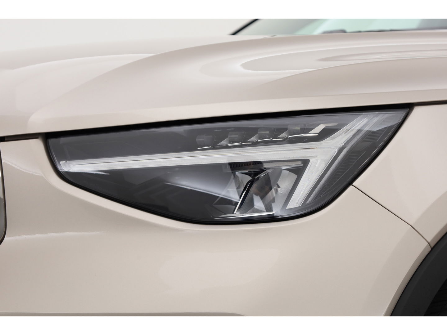 Volvo XC40 1.5 T4 Plug-in hybrid Plus Bright | Facelift | Elek. Trekhaak | H&K audio | memory stoelen | Carplay |