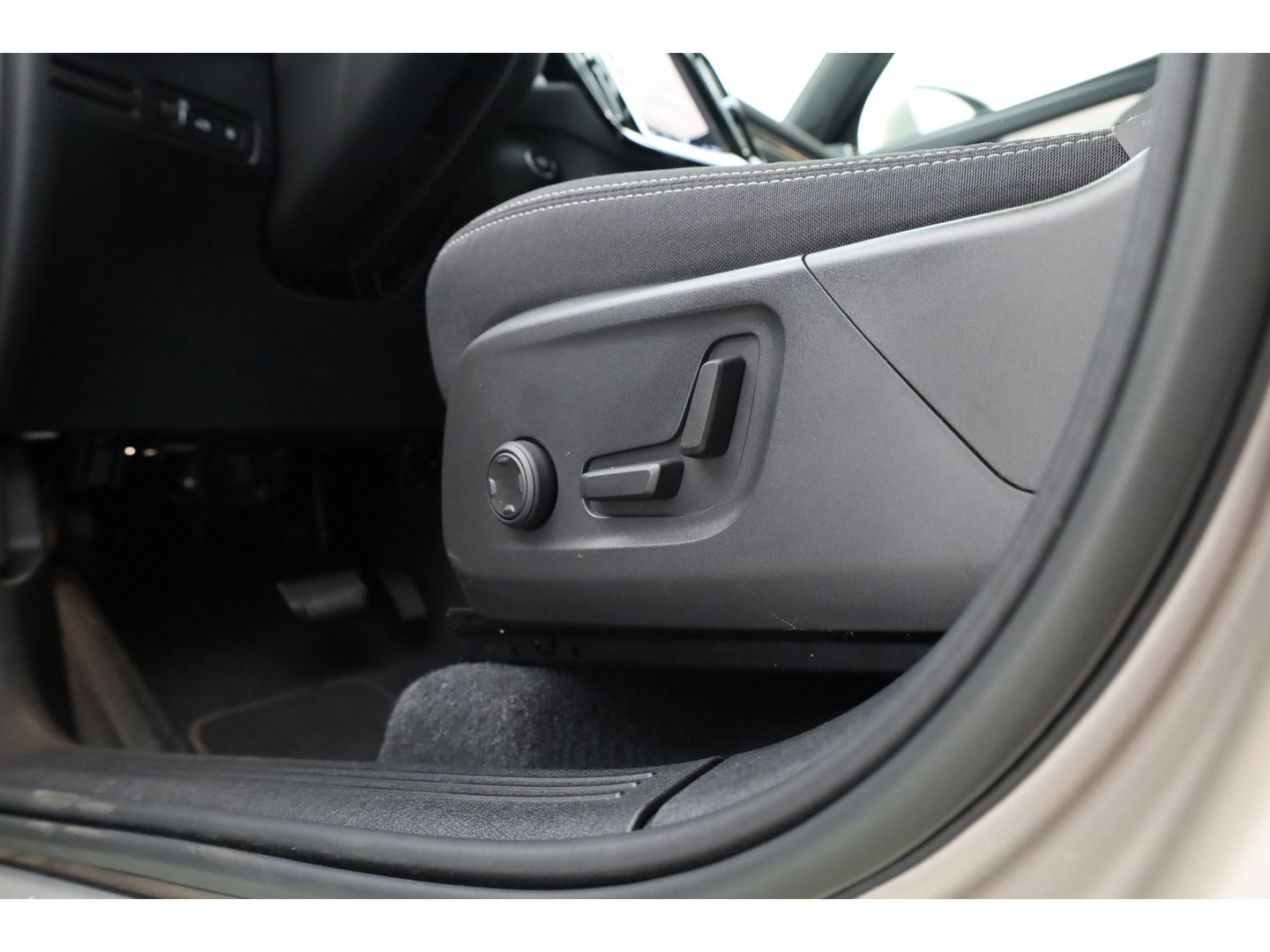 Volvo XC40 1.5 T4 Plug-in hybrid Plus Bright | Facelift | Elek. Trekhaak | H&K audio | memory stoelen | Carplay |