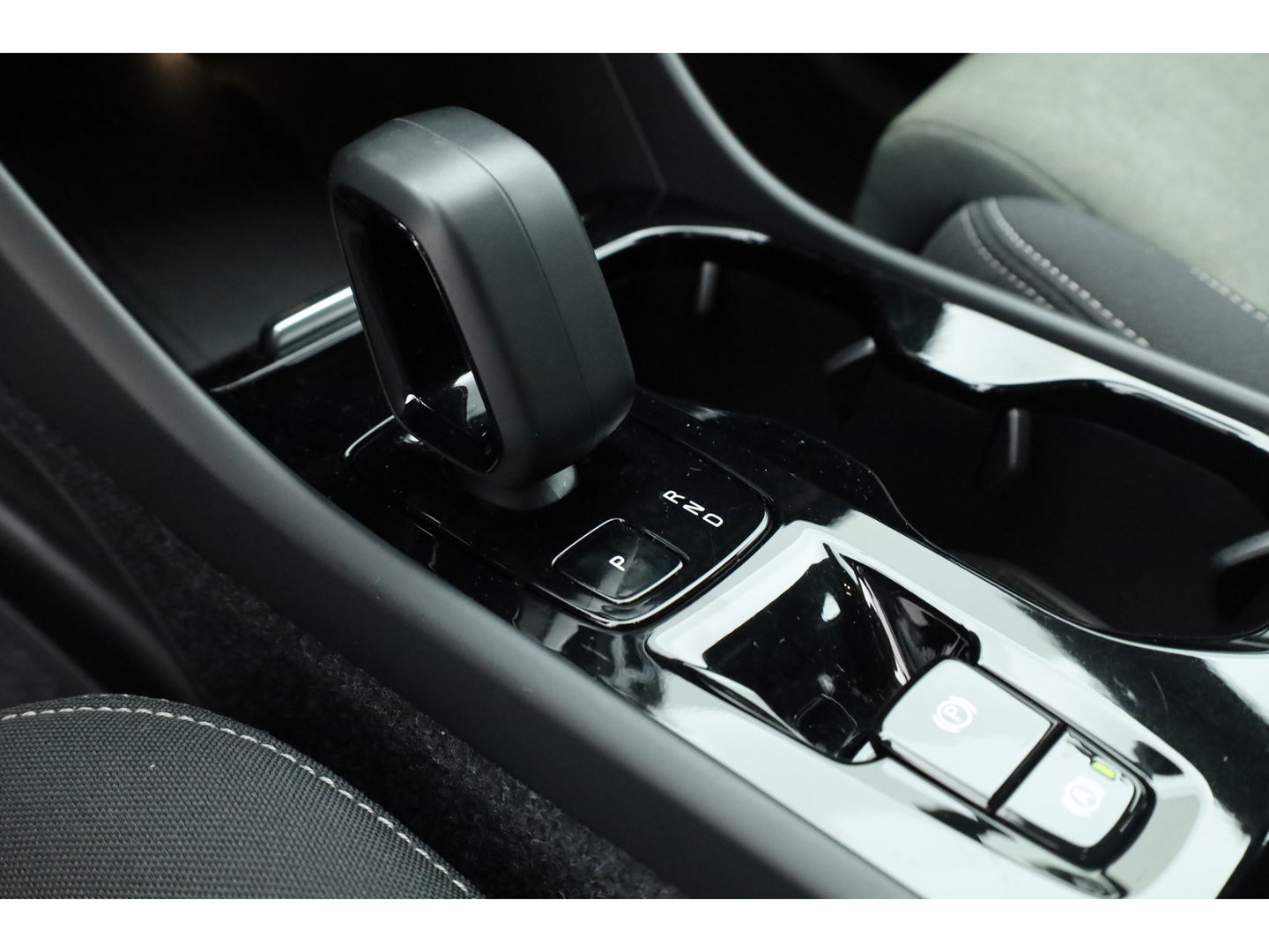 Volvo XC40 1.5 T4 Plug-in hybrid Plus Bright | Facelift | Elek. Trekhaak | H&K audio | memory stoelen | Carplay |