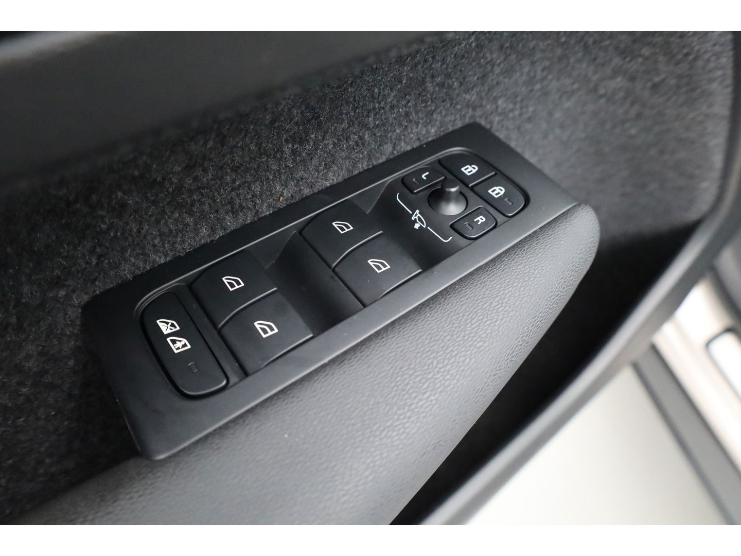 Volvo XC40 1.5 T4 Plug-in hybrid Plus Bright | Facelift | Elek. Trekhaak | H&K audio | memory stoelen | Carplay |