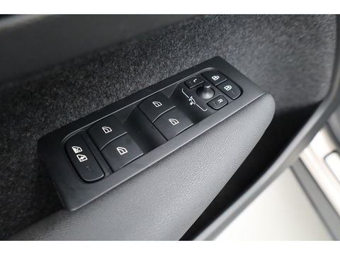 Volvo XC40 1.5 T4 Plug-in hybrid Plus Bright | Facelift | Elek. Trekhaak | H&K audio | memory stoelen | Carplay |