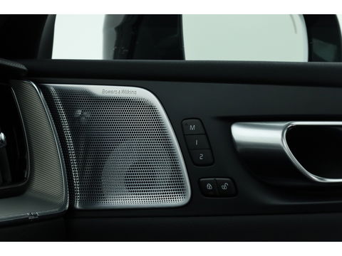 Volvo XC60 2.0 T6 Plug-in hybrid AWD Ultra Black Edition | Full Option | Luchtvering | Massage | B&W Audio | 360 camera | Head-up |