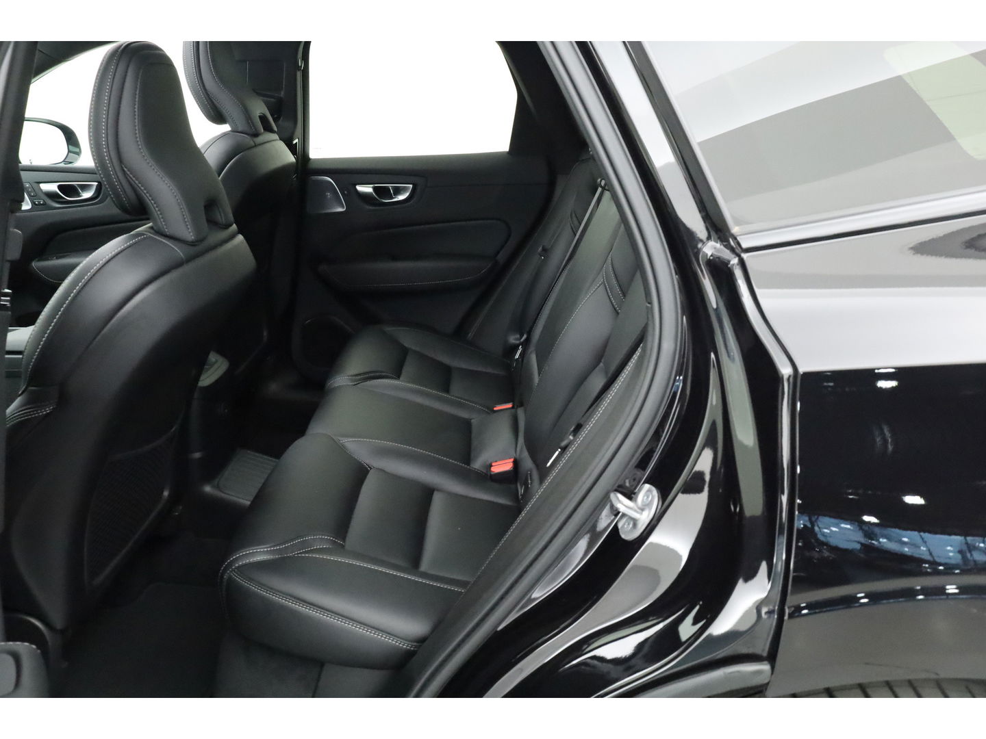 Volvo XC60 2.0 T6 Plug-in hybrid AWD Ultra Black Edition | Full Option | Luchtvering | Massage | B&W Audio | 360 camera | Head-up |