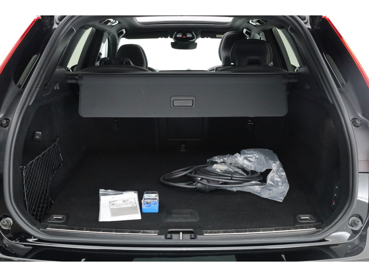 Volvo XC60 2.0 T6 Plug-in hybrid AWD Ultra Black Edition | Full Option | Luchtvering | Massage | B&W Audio | 360 camera | Head-up |