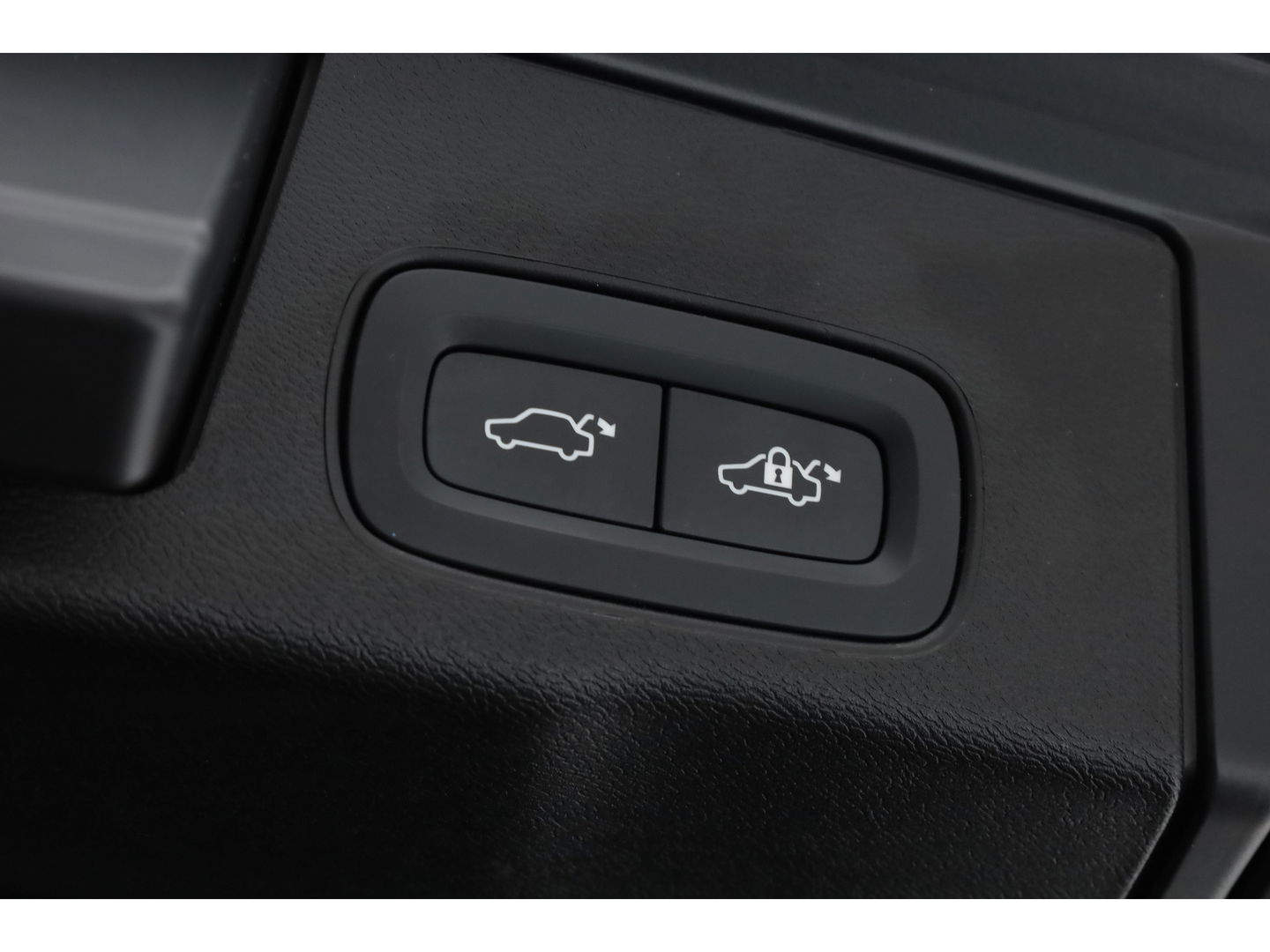 Volvo XC60 2.0 T6 Plug-in hybrid AWD Ultra Black Edition | Full Option | Luchtvering | Massage | B&W Audio | 360 camera | Head-up |