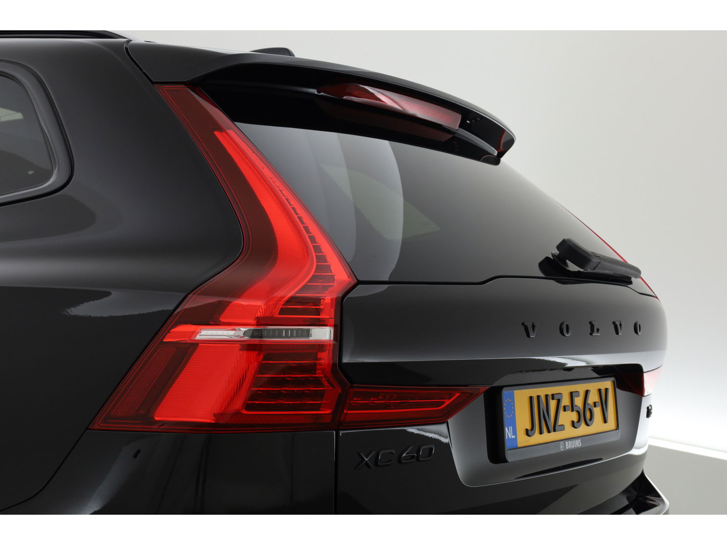 Volvo XC60 2.0 T6 Plug-in hybrid AWD Ultra Black Edition | Full Option | Luchtvering | Massage | B&W Audio | 360 camera | Head-up |
