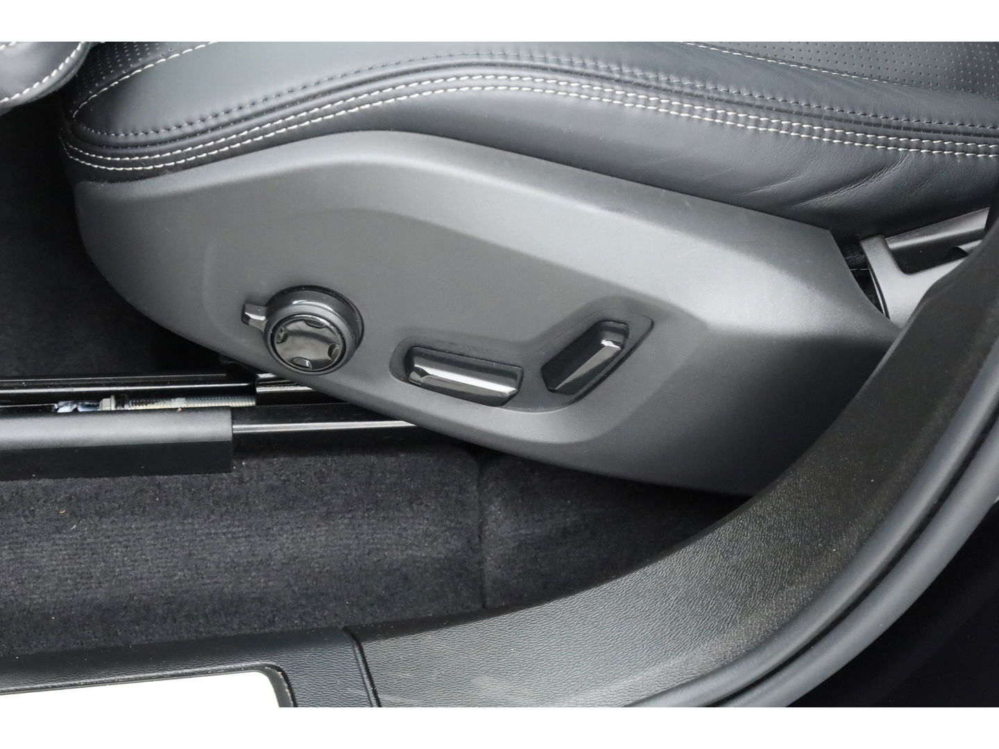 Volvo XC60 2.0 T6 Plug-in hybrid AWD Ultra Black Edition | Full Option | Luchtvering | Massage | B&W Audio | 360 camera | Head-up |