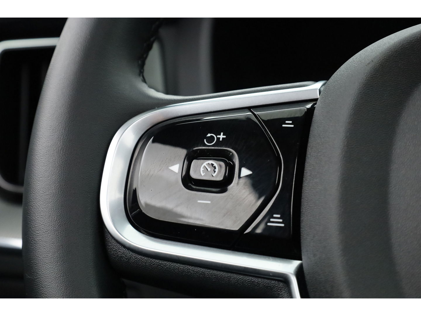 Volvo XC60 2.0 T6 Plug-in hybrid AWD Ultra Black Edition | Full Option | Luchtvering | Massage | B&W Audio | 360 camera | Head-up |