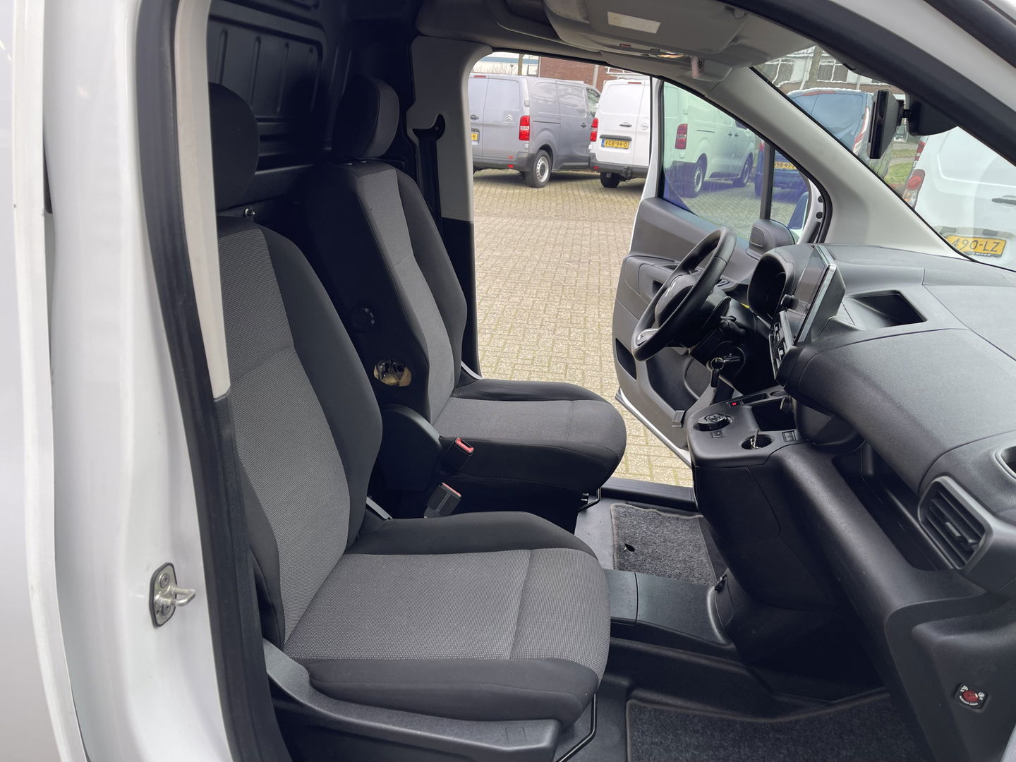 Citroën Berlingo 1.5 BlueHDI Club automaat / € 11.950 marge / lease vanaf € 201 / euro 6 diesel / airco / cruise / navigatie / camera / lichtmetalen velgen / pdc achter !