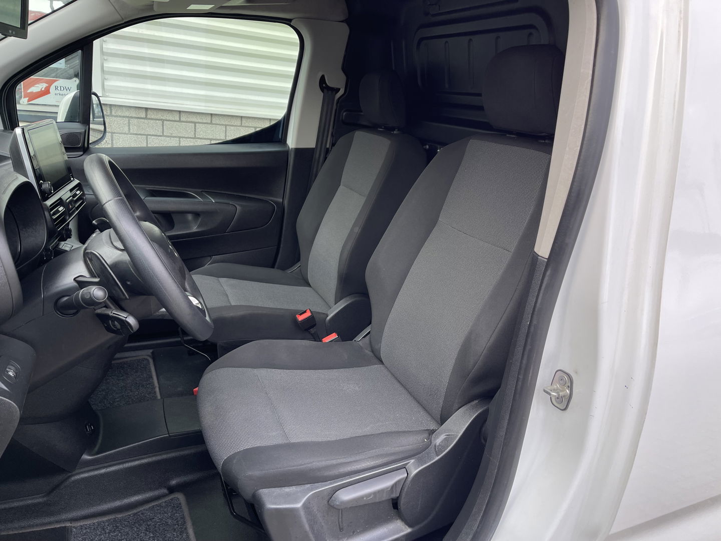 Citroën Berlingo 1.5 BlueHDI Club automaat / € 11.950 marge / lease vanaf € 201 / euro 6 diesel / airco / cruise / navigatie / camera / lichtmetalen velgen / pdc achter !