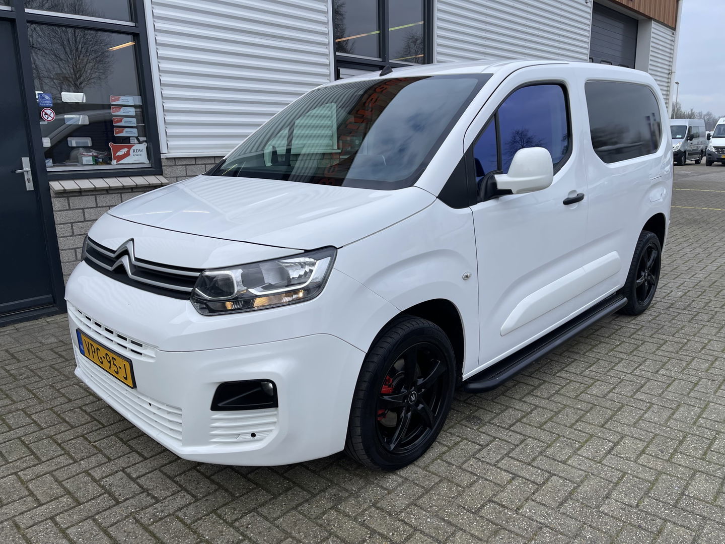 Citroën Berlingo 1.5 BlueHDI Club automaat / € 11.950 marge / lease vanaf € 201 / euro 6 diesel / airco / cruise / navigatie / camera / lichtmetalen velgen / pdc achter !