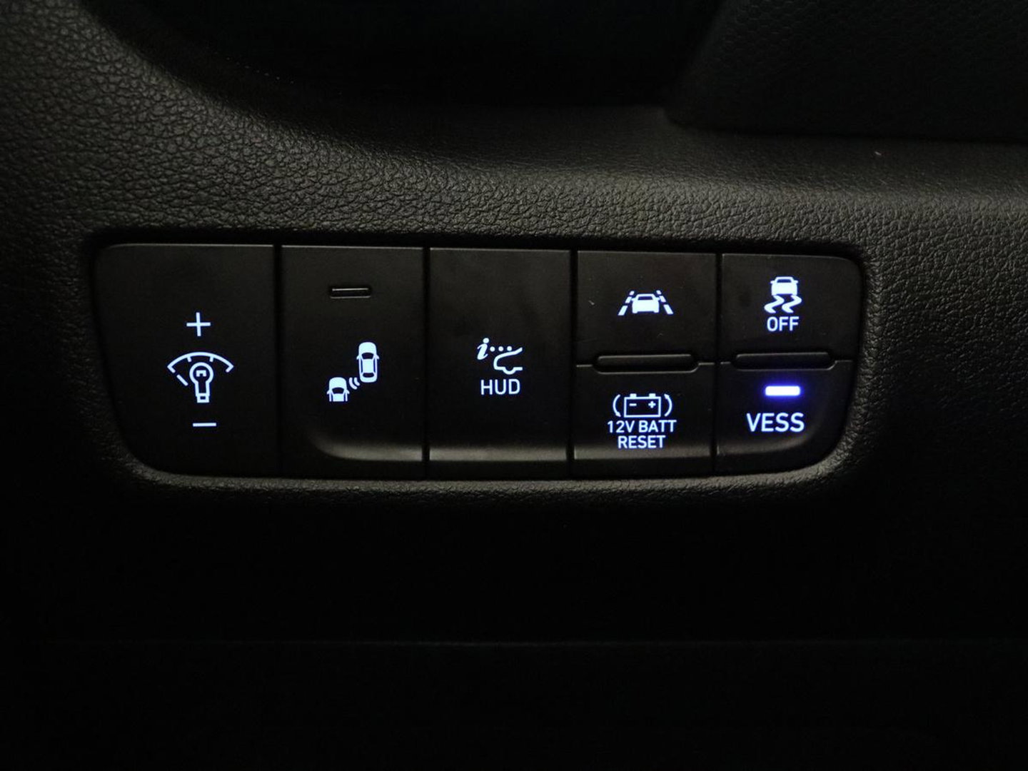 Hyundai KONA 1.6 GDI HEV Premium | Leder | Stoelventilatie | Adaptive cruise | Head-Up | Carplay | Camera | Achterbankverwarming | Navigatie | Keyless | Climate control