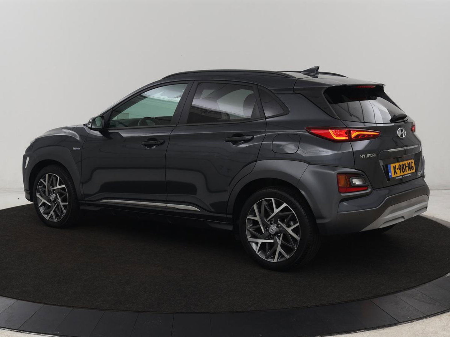 Hyundai KONA 1.6 GDI HEV Premium | Leder | Stoelventilatie | Adaptive cruise | Head-Up | Carplay | Camera | Achterbankverwarming | Navigatie | Keyless | Climate control