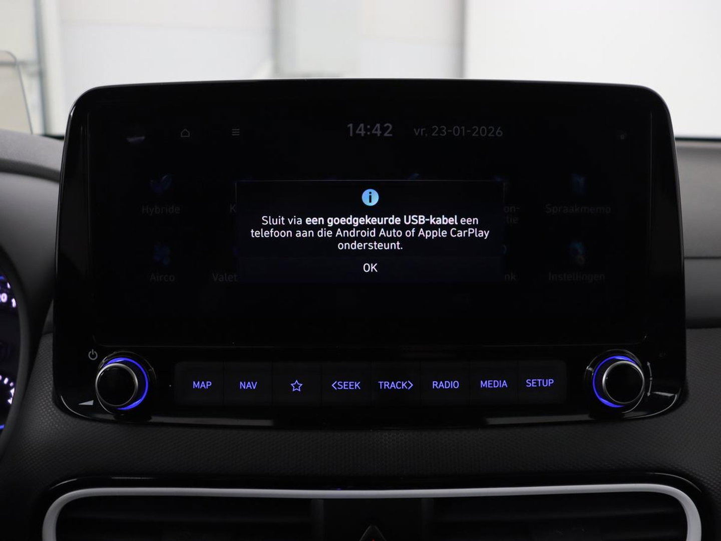 Hyundai KONA 1.6 GDI HEV Premium | Leder | Stoelventilatie | Adaptive cruise | Head-Up | Carplay | Camera | Achterbankverwarming | Navigatie | Keyless | Climate control