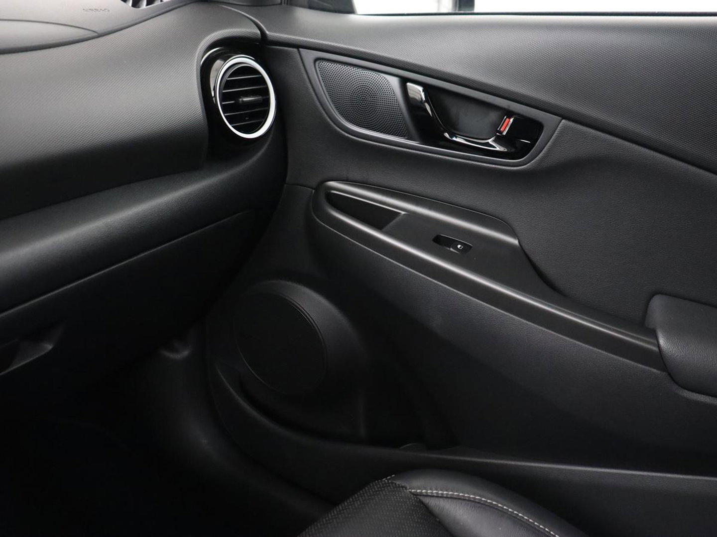 Hyundai KONA 1.6 GDI HEV Premium | Leder | Stoelventilatie | Adaptive cruise | Head-Up | Carplay | Camera | Achterbankverwarming | Navigatie | Keyless | Climate control