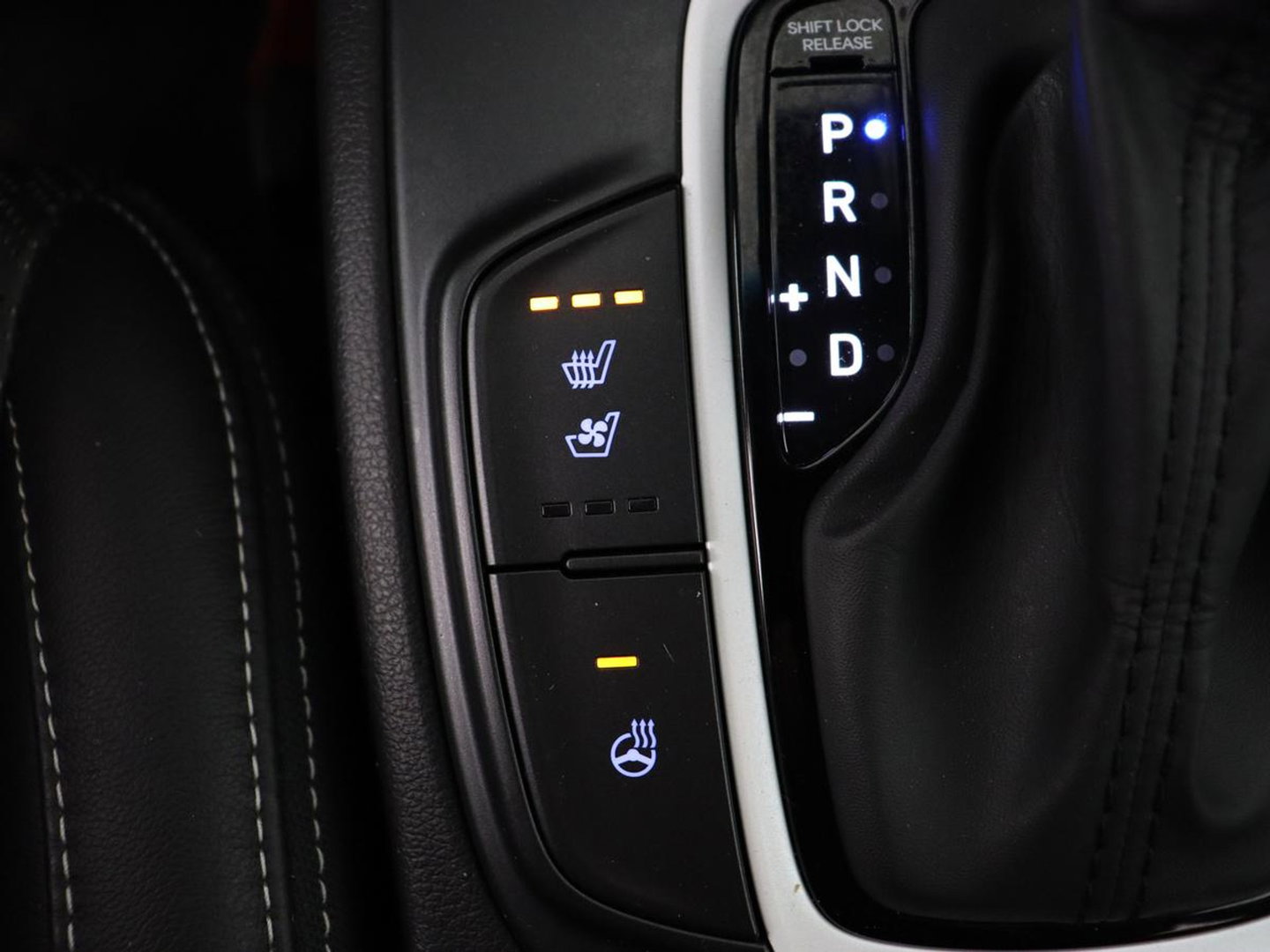 Hyundai KONA 1.6 GDI HEV Premium | Leder | Stoelventilatie | Adaptive cruise | Head-Up | Carplay | Camera | Achterbankverwarming | Navigatie | Keyless | Climate control