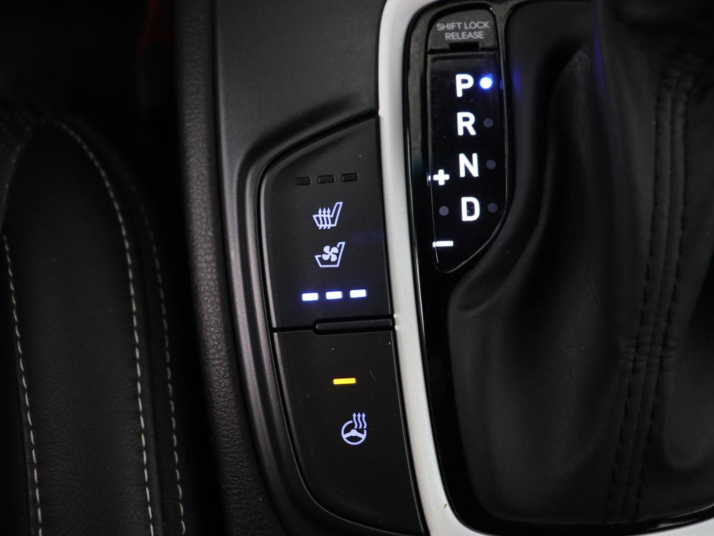 Hyundai KONA 1.6 GDI HEV Premium | Leder | Stoelventilatie | Adaptive cruise | Head-Up | Carplay | Camera | Achterbankverwarming | Navigatie | Keyless | Climate control