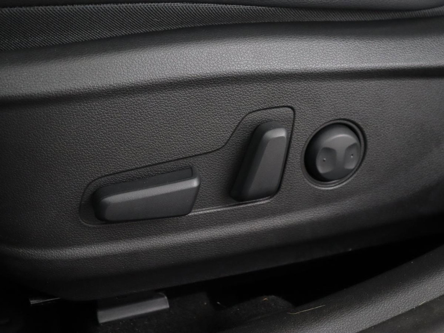 Hyundai KONA 1.6 GDI HEV Premium | Leder | Stoelventilatie | Adaptive cruise | Head-Up | Carplay | Camera | Achterbankverwarming | Navigatie | Keyless | Climate control