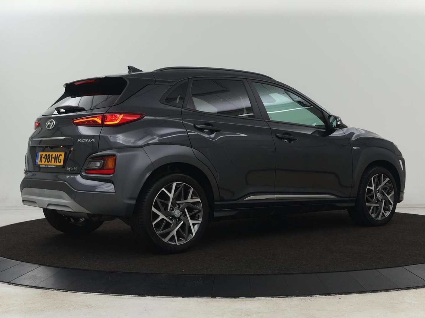 Hyundai KONA 1.6 GDI HEV Premium | Leder | Stoelventilatie | Adaptive cruise | Head-Up | Carplay | Camera | Achterbankverwarming | Navigatie | Keyless | Climate control
