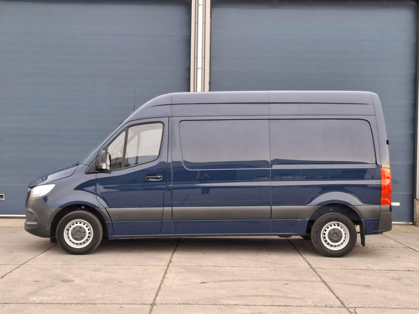 Mercedes-Benz Sprinter 311 CDI GB L2 FWD Functional 3.5T / AIRCO / CAMERA / 3 ZITS / DEALER ONDERHOUDEN / NAVI