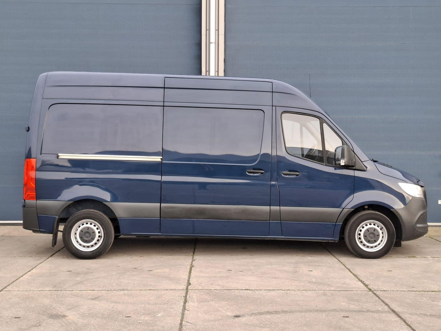 Mercedes-Benz Sprinter 311 CDI GB L2 FWD Functional 3.5T / AIRCO / CAMERA / 3 ZITS / DEALER ONDERHOUDEN / NAVI