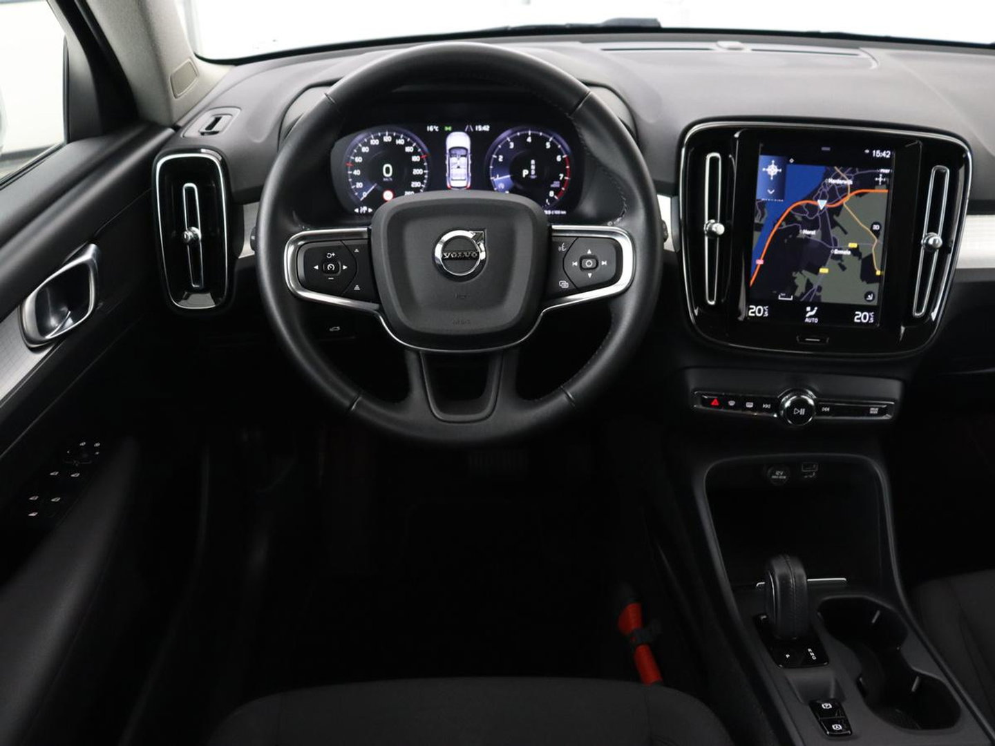 Volvo XC40 1.5 T2 Business Pro | Trekhaak | Camera | Carplay | Adaptive cruise | Keyless | Full LED | Navigatie | Parkeerhulp | Digital Cockpit | Climate control | Bluetooth