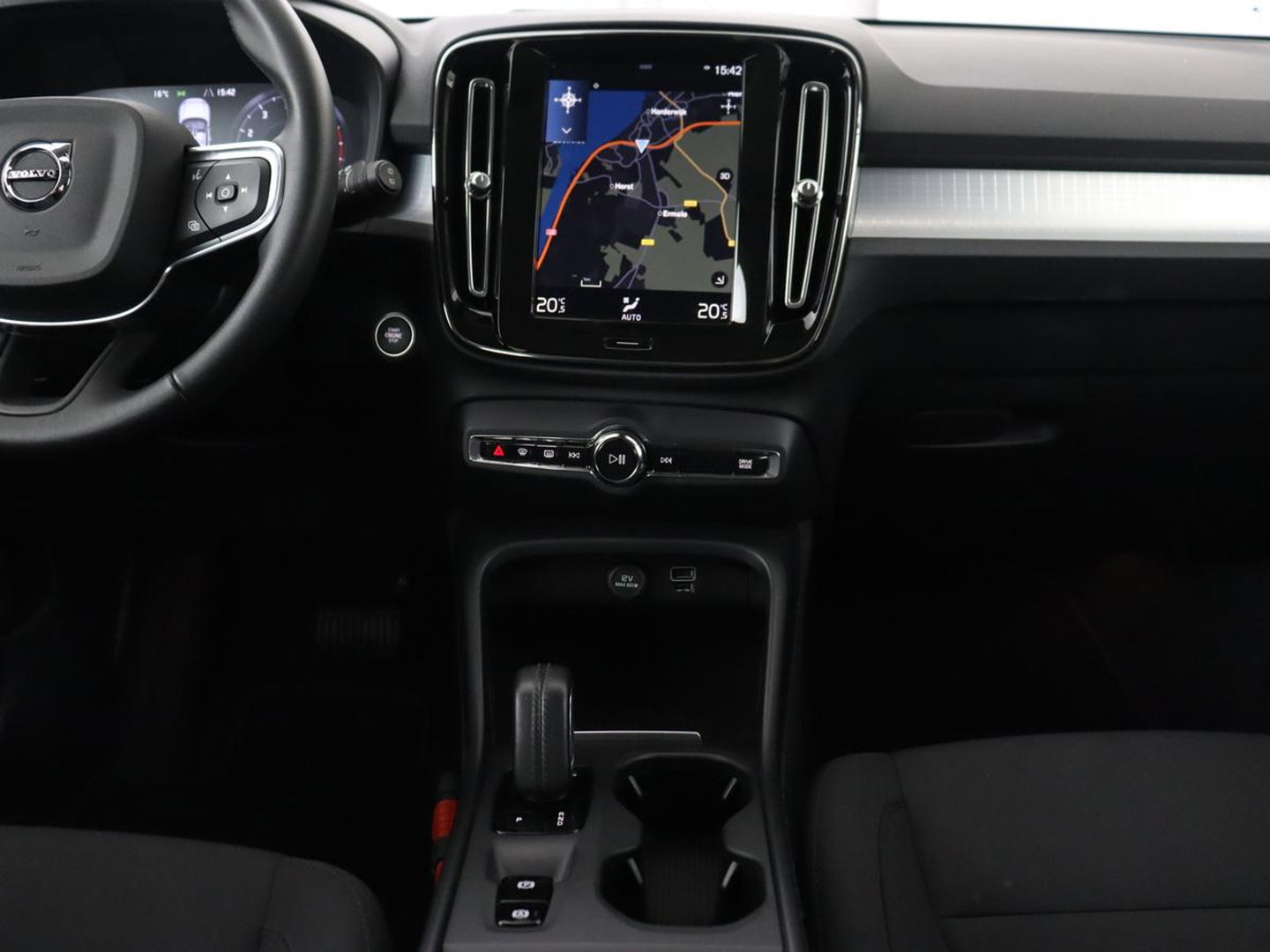 Volvo XC40 1.5 T2 Business Pro | Trekhaak | Camera | Carplay | Adaptive cruise | Keyless | Full LED | Navigatie | Parkeerhulp | Digital Cockpit | Climate control | Bluetooth