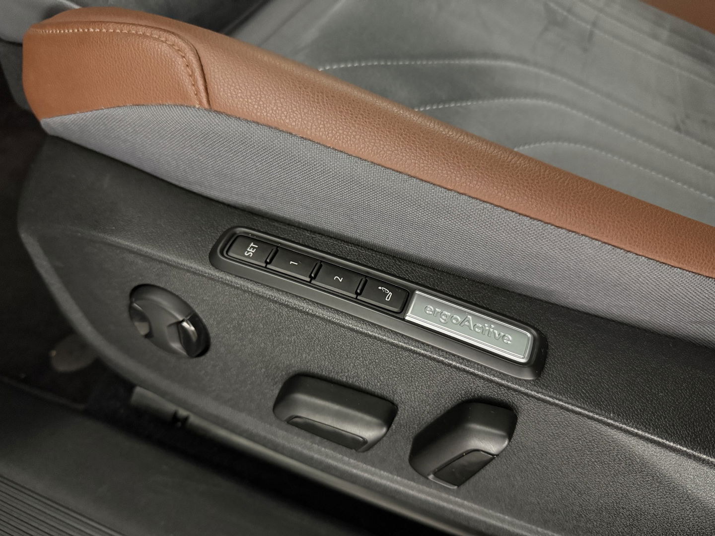 Volkswagen ID.4 First Max 77 kWh | SOH 88% | Snelladen | Pano | HuD | Virtual | IQ Lights | 360° | Memory | Sfeer | Stoel/Stuur verw. | Adap. Cruise | Carplay | NAP