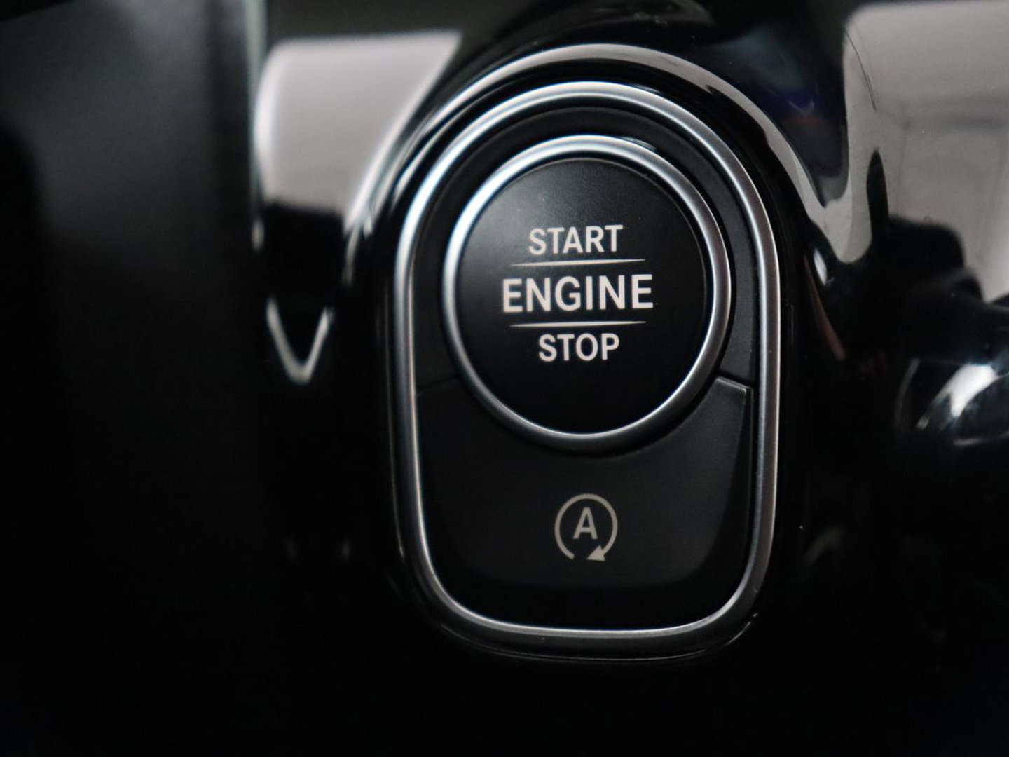 Mercedes-Benz A-Klasse 180 AMG | Stoelverwarming | Leder/Alcantara | Sfeerverlichting | Widescreen | Full LED | Park Assist | Navigatie | Sportstoelen | Climate control | Cruise control