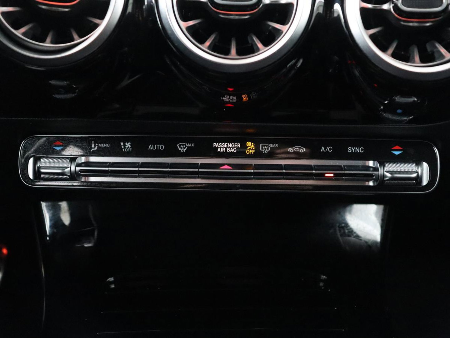 Mercedes-Benz A-Klasse 180 AMG | Stoelverwarming | Leder/Alcantara | Sfeerverlichting | Widescreen | Full LED | Park Assist | Navigatie | Sportstoelen | Climate control | Cruise control