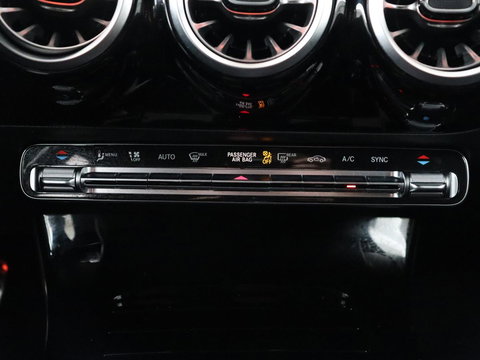 Mercedes-Benz A-Klasse 180 AMG | Stoelverwarming | Leder/Alcantara | Sfeerverlichting | Widescreen | Full LED | Park Assist | Navigatie | Sportstoelen | Climate control | Cruise control