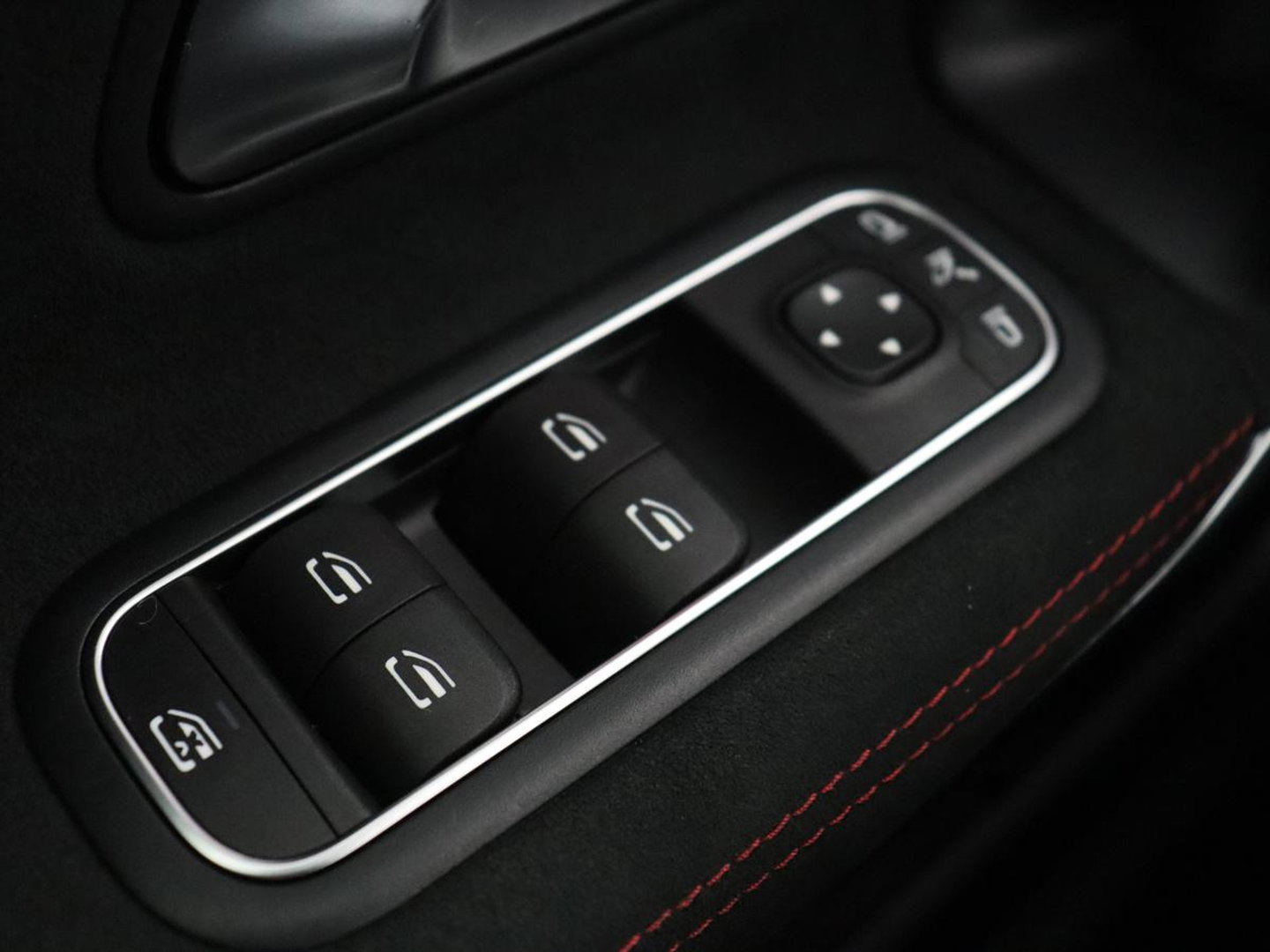 Mercedes-Benz A-Klasse 180 AMG | Stoelverwarming | Leder/Alcantara | Sfeerverlichting | Widescreen | Full LED | Park Assist | Navigatie | Sportstoelen | Climate control | Cruise control