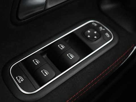Mercedes-Benz A-Klasse 180 AMG | Stoelverwarming | Leder/Alcantara | Sfeerverlichting | Widescreen | Full LED | Park Assist | Navigatie | Sportstoelen | Climate control | Cruise control