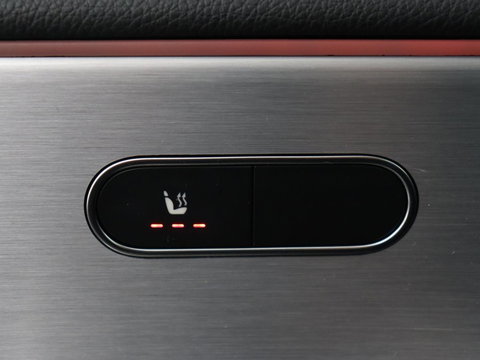 Mercedes-Benz A-Klasse 180 AMG | Stoelverwarming | Leder/Alcantara | Sfeerverlichting | Widescreen | Full LED | Park Assist | Navigatie | Sportstoelen | Climate control | Cruise control