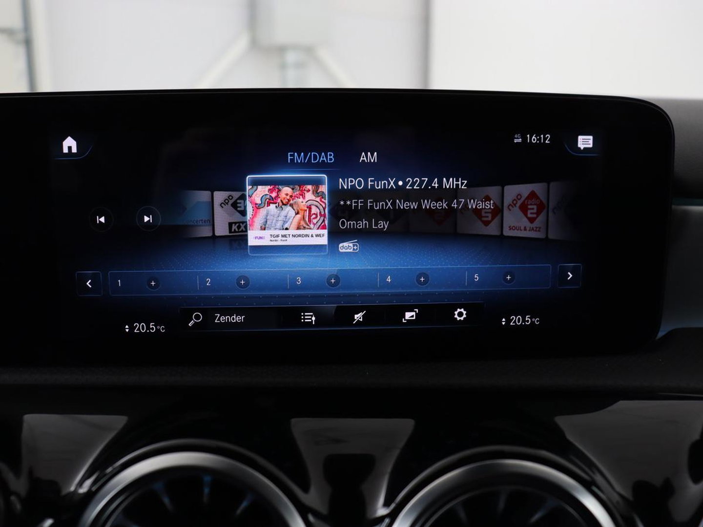 Mercedes-Benz A-Klasse 180 AMG | Stoelverwarming | Leder/Alcantara | Sfeerverlichting | Widescreen | Full LED | Park Assist | Navigatie | Sportstoelen | Climate control | Cruise control