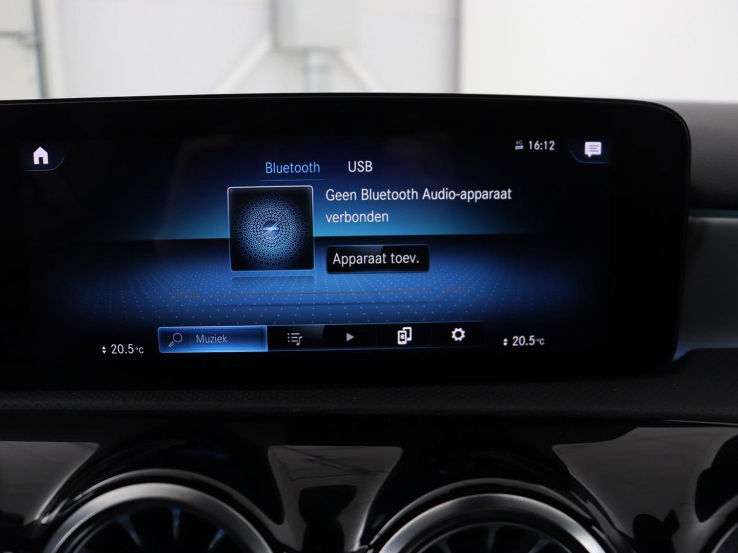 Mercedes-Benz A-Klasse 180 AMG | Stoelverwarming | Leder/Alcantara | Sfeerverlichting | Widescreen | Full LED | Park Assist | Navigatie | Sportstoelen | Climate control | Cruise control