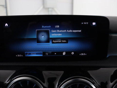 Mercedes-Benz A-Klasse 180 AMG | Stoelverwarming | Leder/Alcantara | Sfeerverlichting | Widescreen | Full LED | Park Assist | Navigatie | Sportstoelen | Climate control | Cruise control