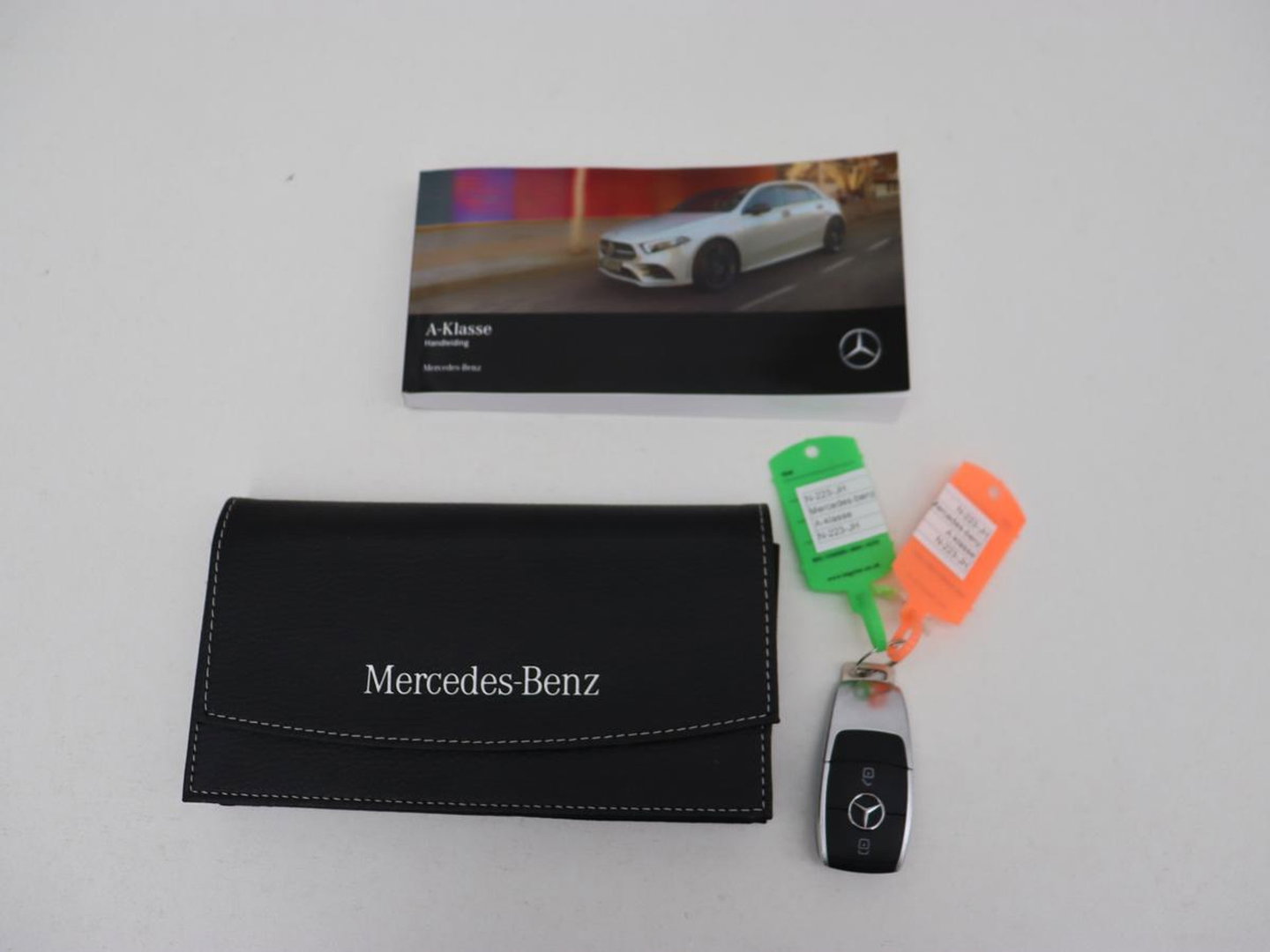 Mercedes-Benz A-Klasse 180 AMG | Stoelverwarming | Leder/Alcantara | Sfeerverlichting | Widescreen | Full LED | Park Assist | Navigatie | Sportstoelen | Climate control | Cruise control