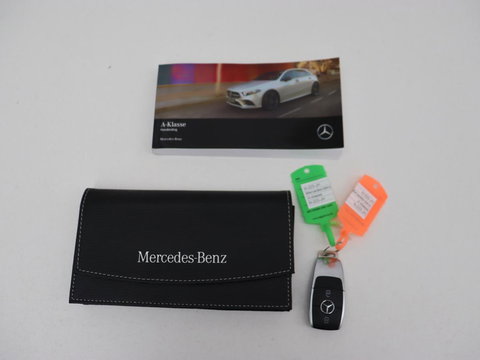 Mercedes-Benz A-Klasse 180 AMG | Stoelverwarming | Leder/Alcantara | Sfeerverlichting | Widescreen | Full LED | Park Assist | Navigatie | Sportstoelen | Climate control | Cruise control