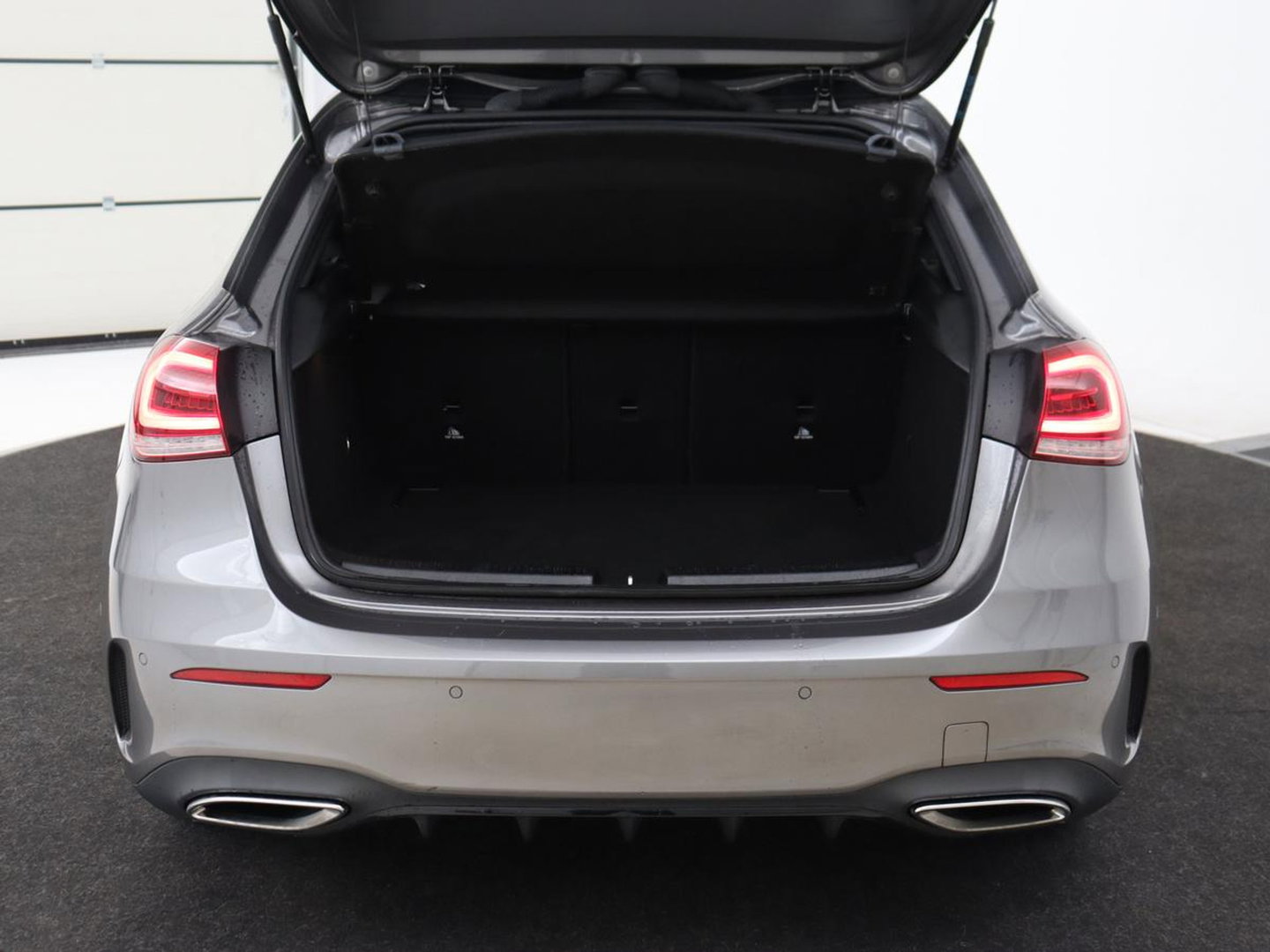 Mercedes-Benz A-Klasse 180 AMG | Stoelverwarming | Leder/Alcantara | Sfeerverlichting | Widescreen | Full LED | Park Assist | Navigatie | Sportstoelen | Climate control | Cruise control