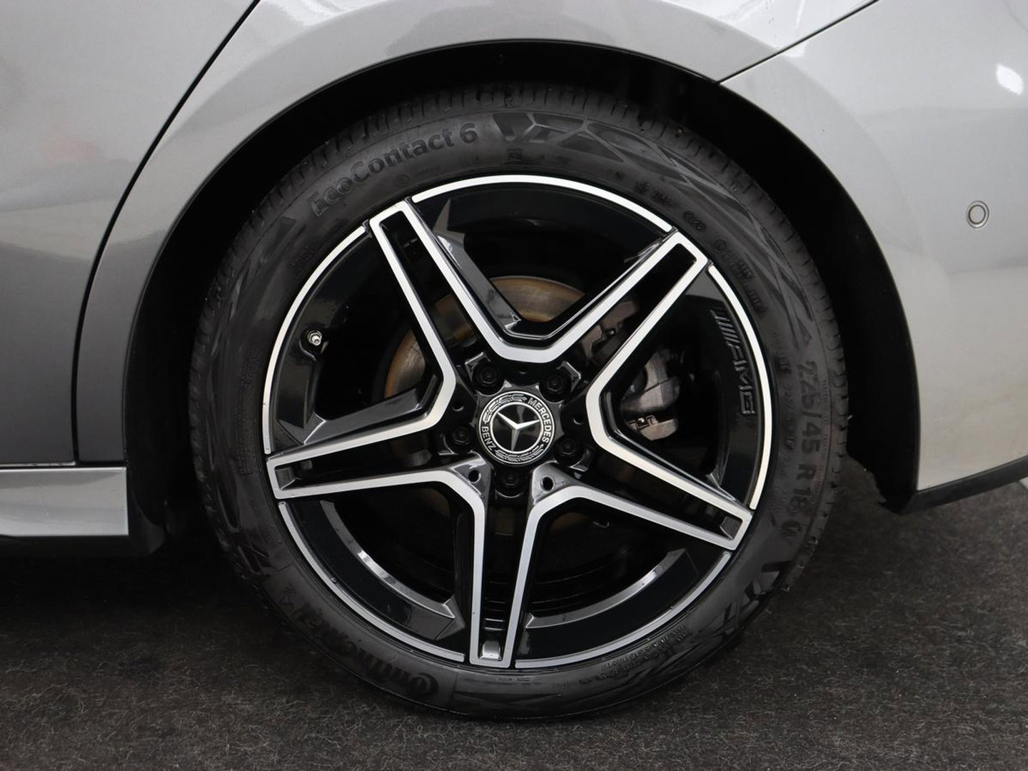 Mercedes-Benz A-Klasse 180 AMG | Stoelverwarming | Leder/Alcantara | Sfeerverlichting | Widescreen | Full LED | Park Assist | Navigatie | Sportstoelen | Climate control | Cruise control